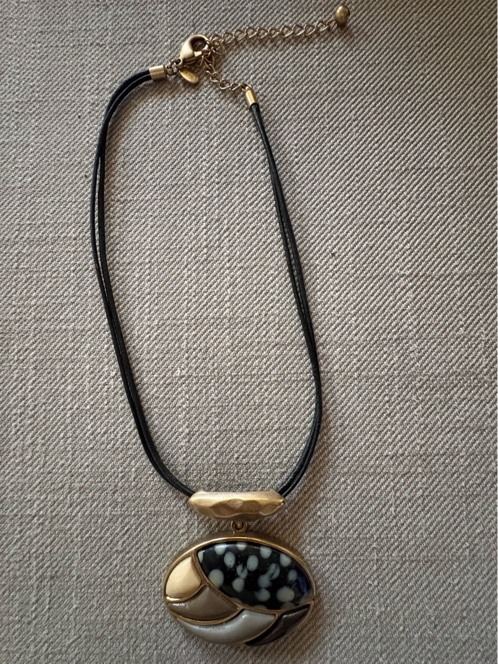Chico’s hammered gold tone mixed stone look pendant on cord necklace